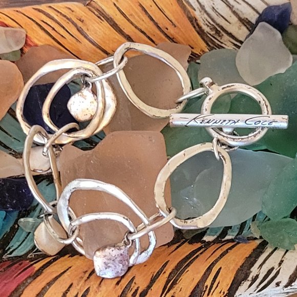 Kenneth Cole 7" silver hammered texture interconnected circles toggle bracelet. - Picture 1 of 4